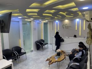 نمای داخلی کلینیک دندانپزشکی پارسیان نازیآباد جنوب شهر با بیماران در حال دریافت خدمات و امکان وقت گرفتن فوری