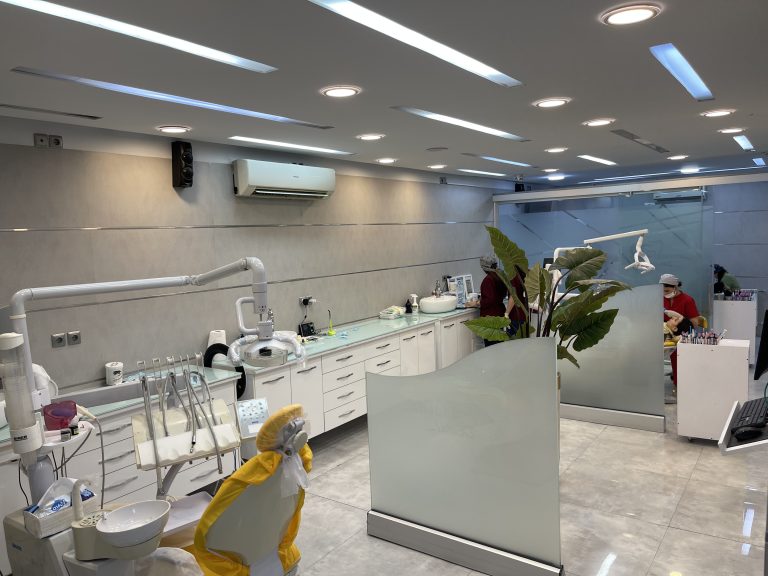 نمای داخلی کلینیک دندانپزشکی پارسیان در نازی‌آباد